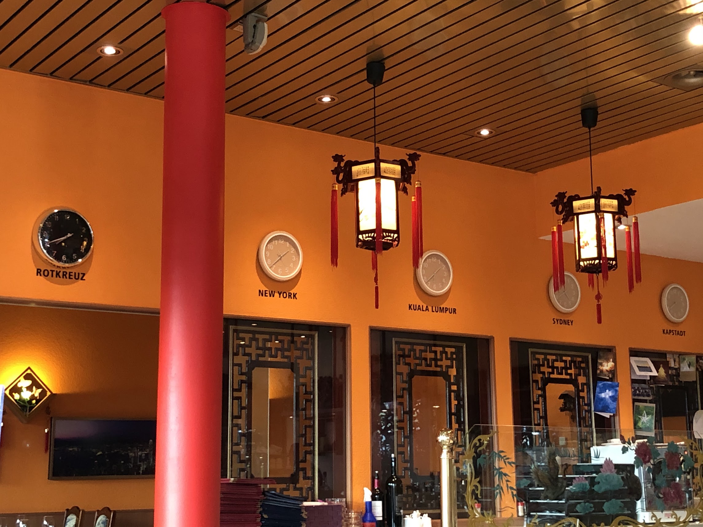 Warmer Restaurantinnenraum mit chinesischen Laternen